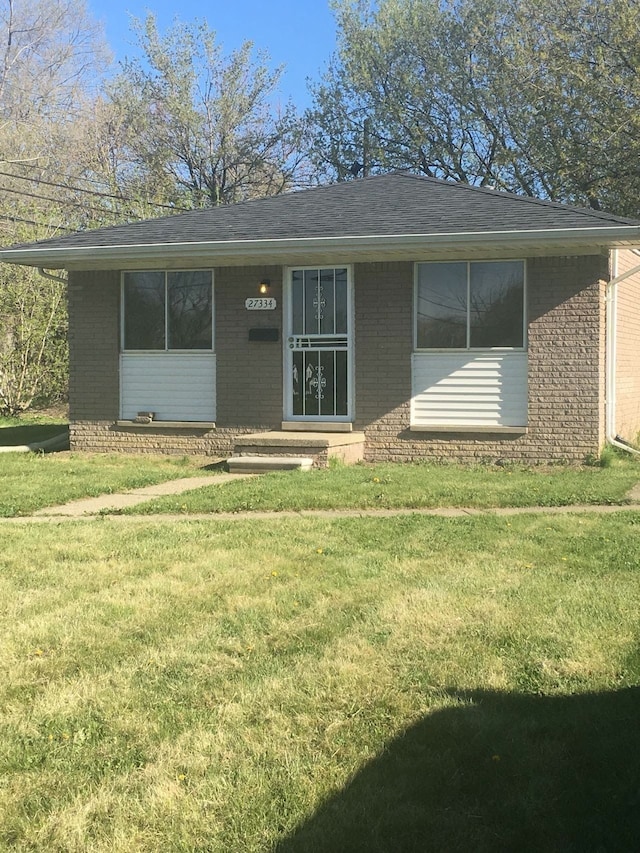 view of front facade with a front lawn