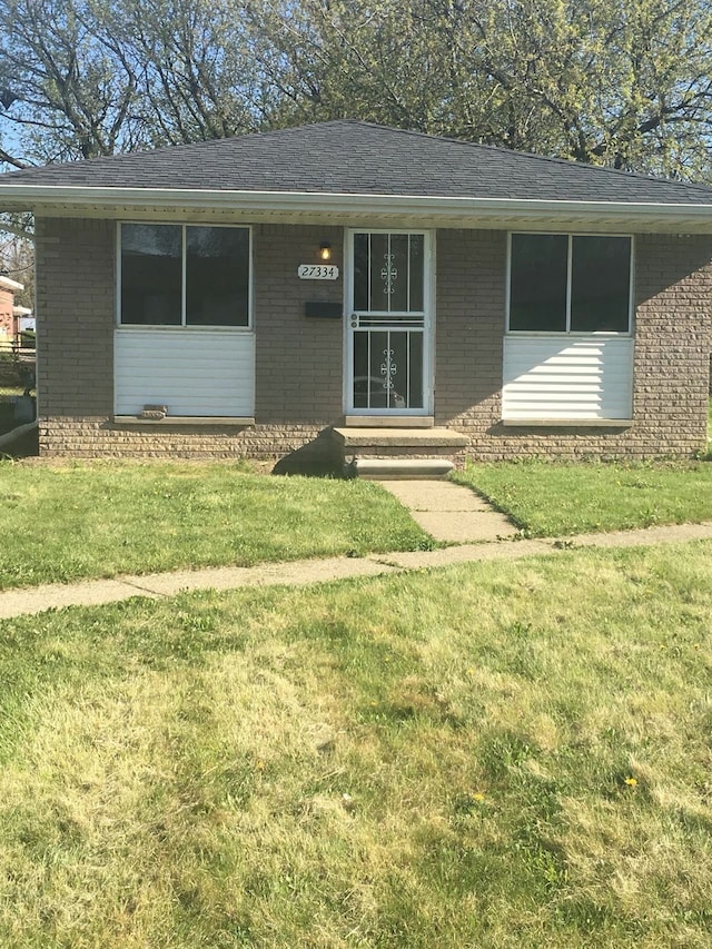 single story home with a front yard