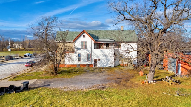 view of front of home with a front lawn