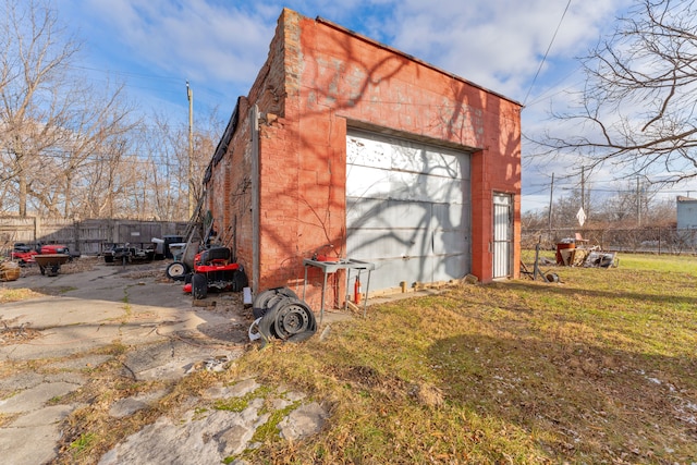 view of outdoor structure featuring a garage and a yard