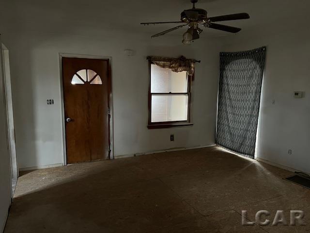 entryway featuring ceiling fan