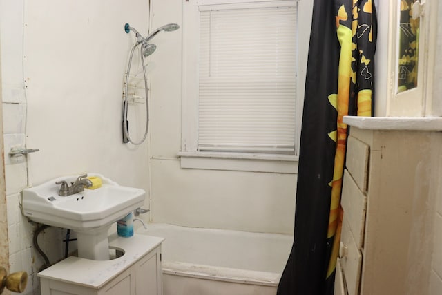 bathroom featuring shower / bathtub combination with curtain