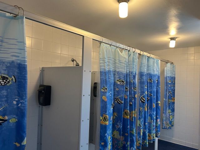 1622 Brentwood Dr, Troy, MI 48098 - bathroom featuring curtained shower