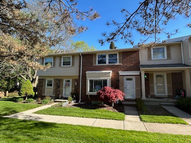 1622 Brentwood Dr, Troy, MI 48098 - townhome / multi-family property featuring brick siding and a front lawn