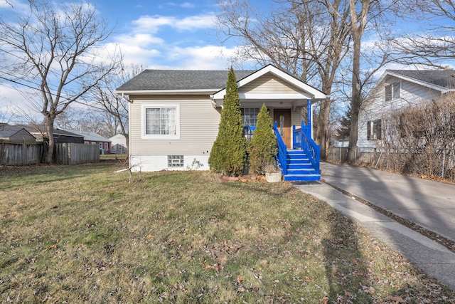 bungalow featuring a front lawn