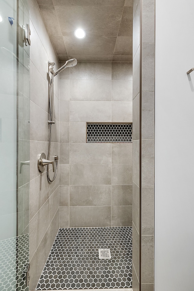 bathroom featuring a tile shower