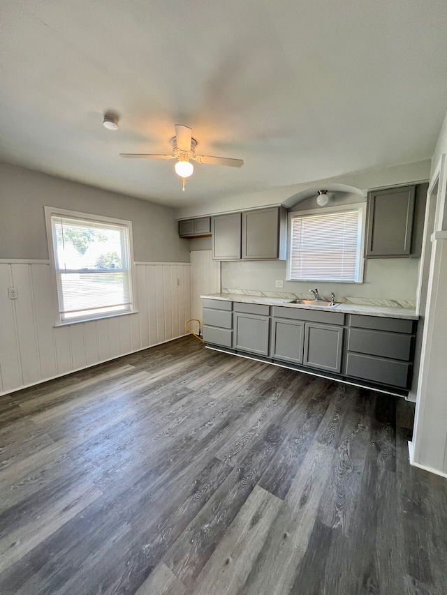 kitchen featuring dark wood-type flooring, ceiling fan, gray cabinetry, and sink