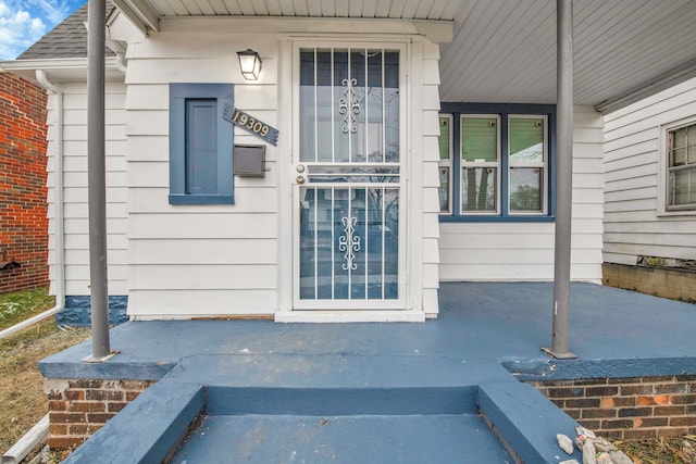 property entrance with roof with shingles