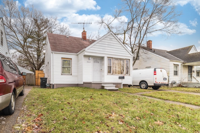 view of front of property featuring a front lawn