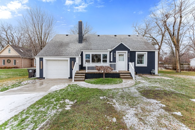 view of front of house featuring a front yard, a garage, and covered porch