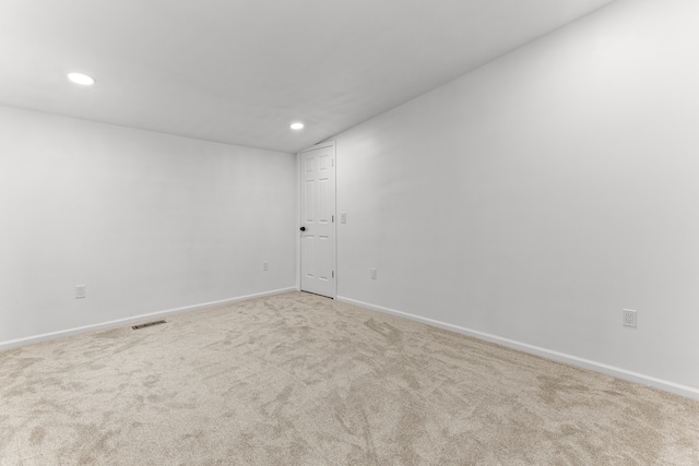 carpeted empty room featuring vaulted ceiling