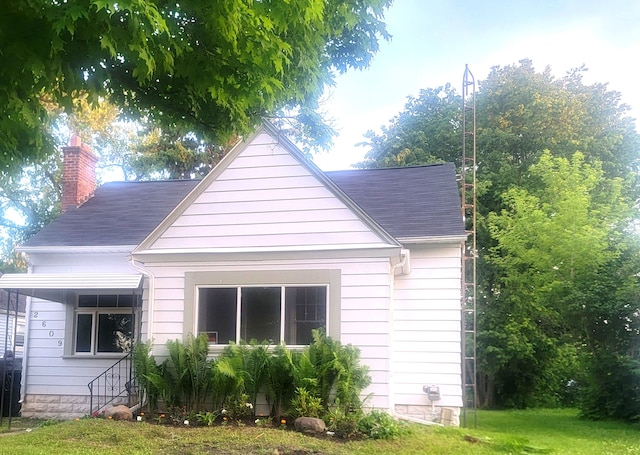 view of side of property featuring a yard