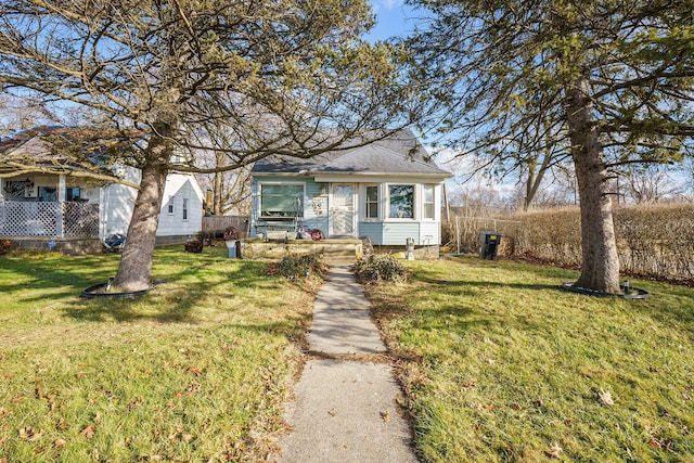 view of front of property featuring a front lawn