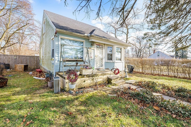 view of front of home featuring a front lawn