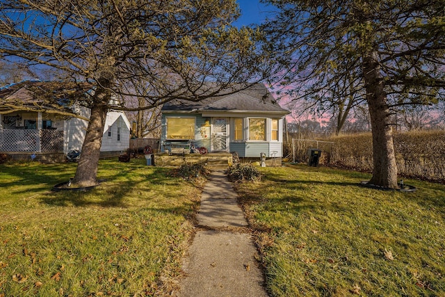 view of front of house featuring a lawn