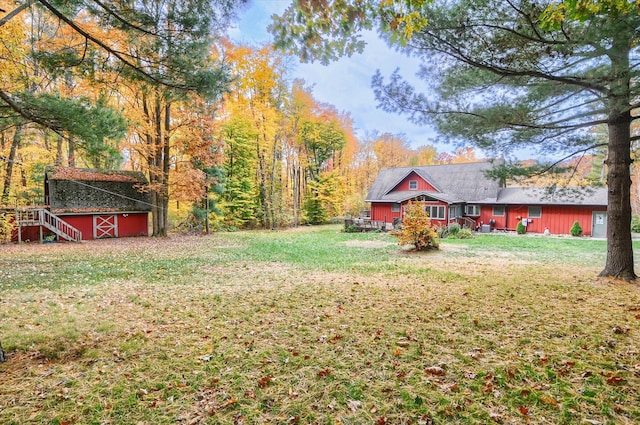 view of yard with an outdoor structure