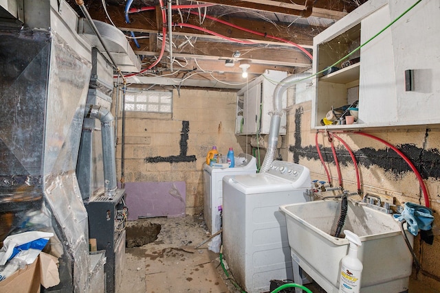 laundry room with sink and independent washer and dryer