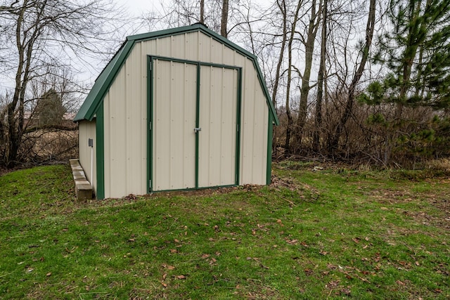 view of outdoor structure featuring a yard