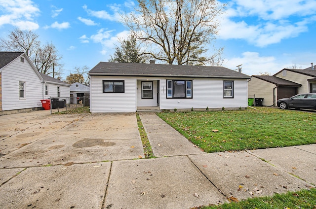 view of front of property featuring a front yard