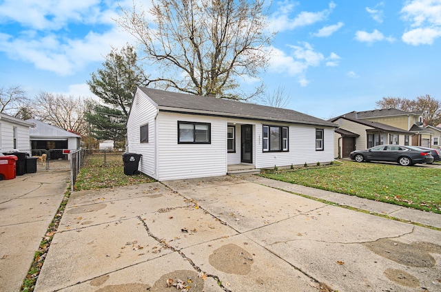 view of front of property featuring a front yard