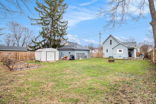 view of yard with a storage unit