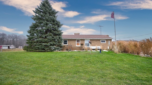 view of front facade featuring a front lawn