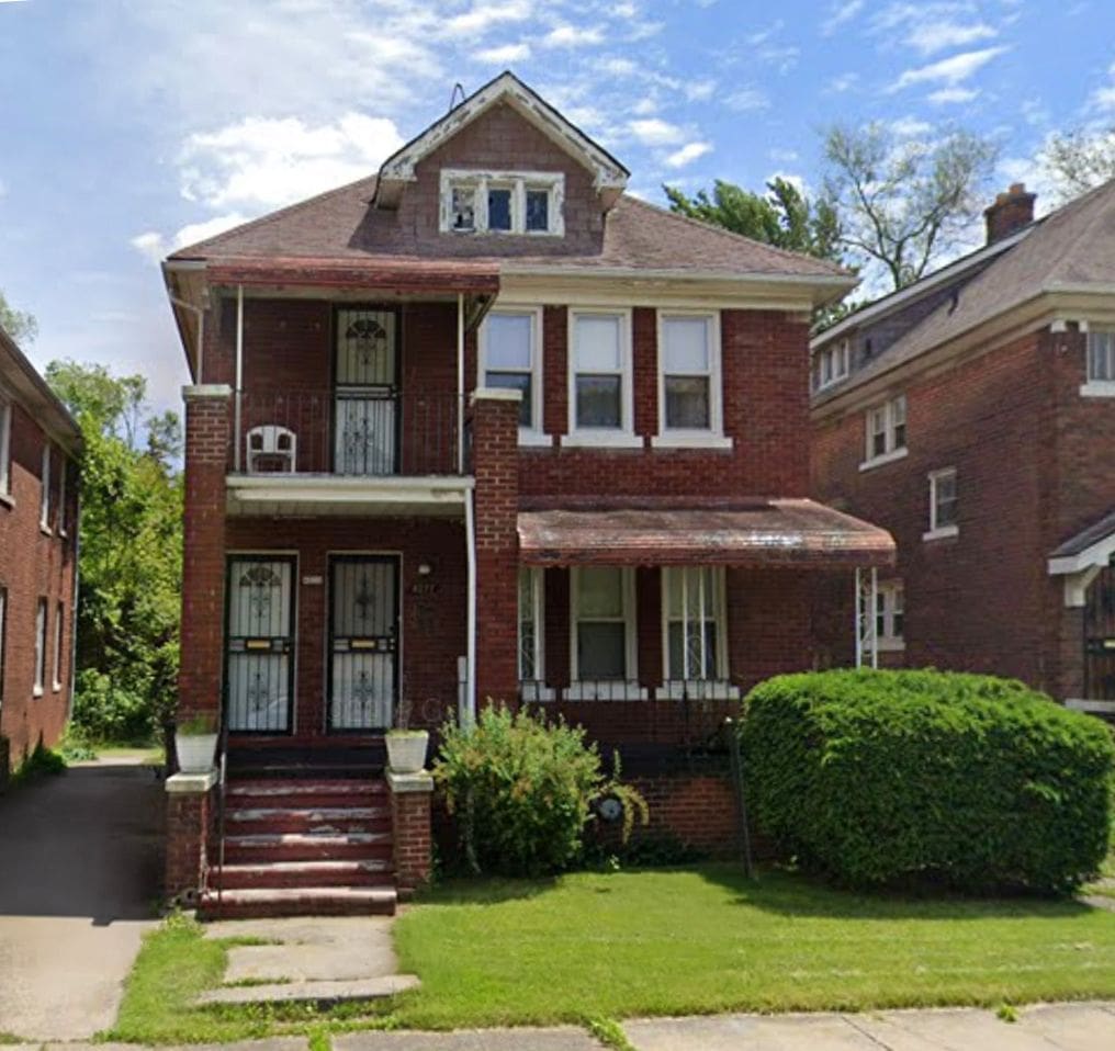 view of front facade with covered porch and a front lawn