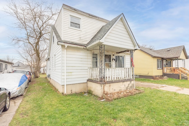 view of front of house featuring covered porch and a front yard