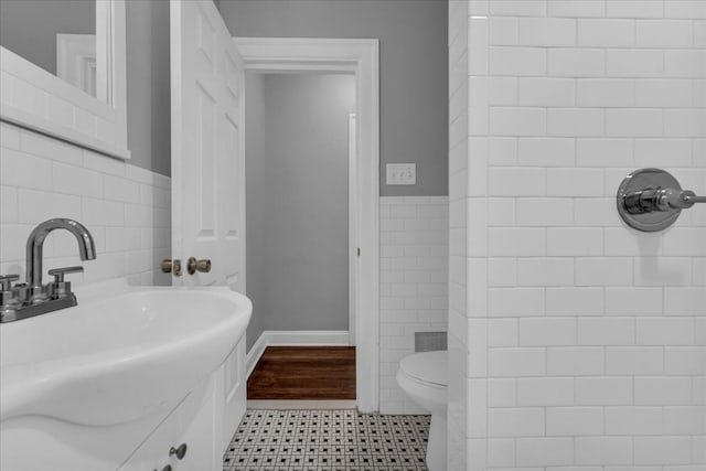 bathroom featuring toilet and sink