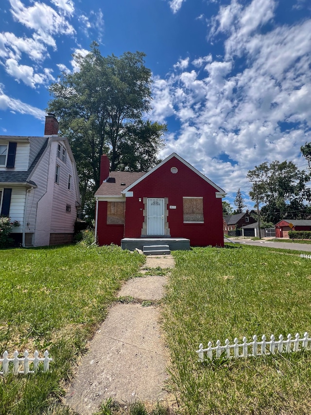 view of front of home featuring a front yard