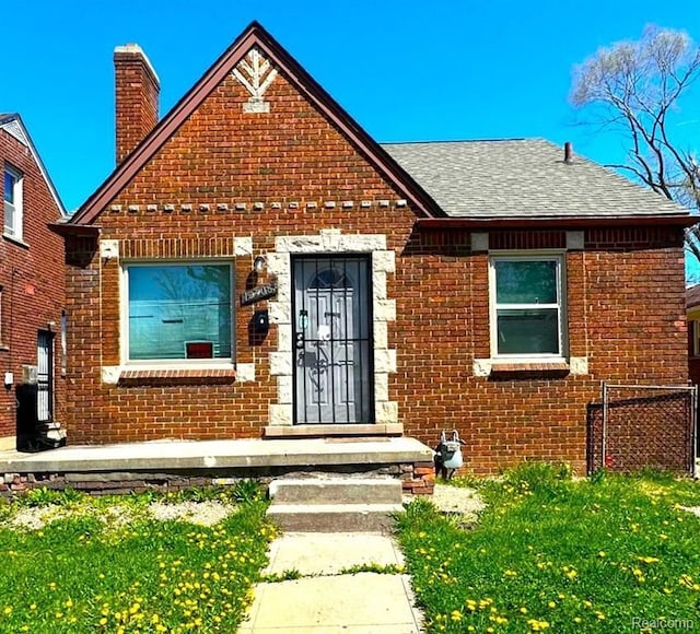 view of front of property featuring a front lawn