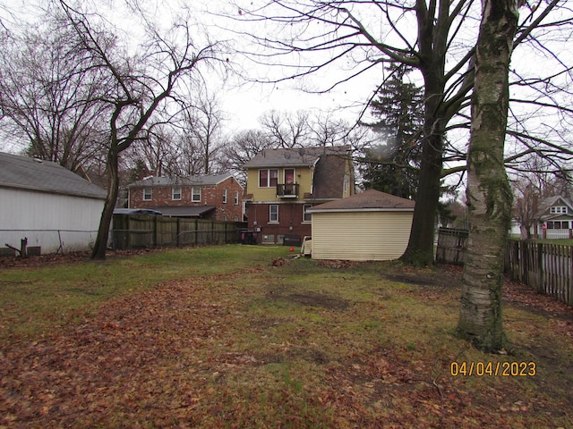 view of yard with a storage unit