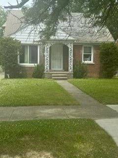 view of front of house with a front lawn