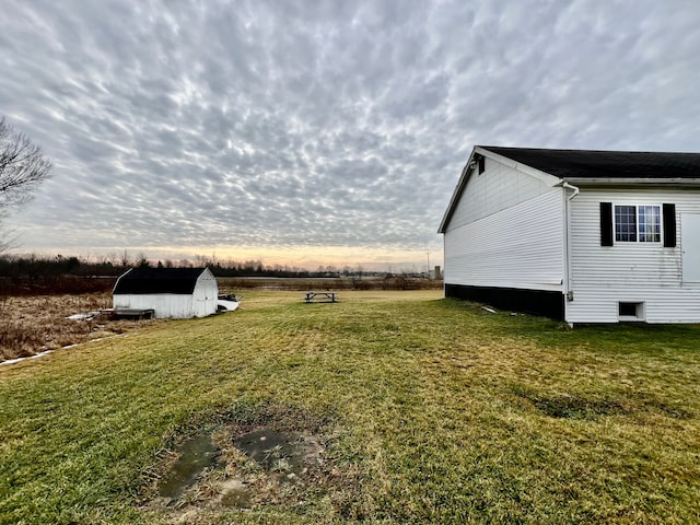 view of yard featuring an outbuilding