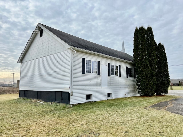 view of side of property featuring a yard