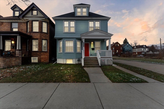 view of front of property featuring a yard