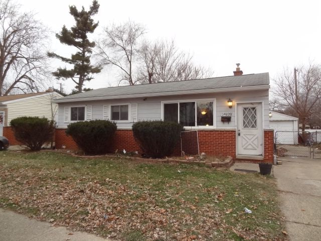 view of front of home with a garage and a front yard