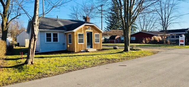 ranch-style home with a front lawn