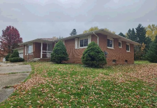 ranch-style home with a front lawn