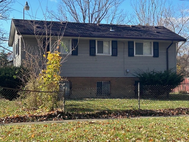 view of side of property featuring a lawn