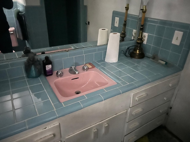 bathroom with tasteful backsplash and vanity