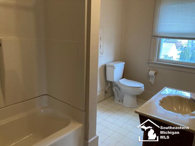 full bathroom featuring vanity, toilet, and shower / bath combination