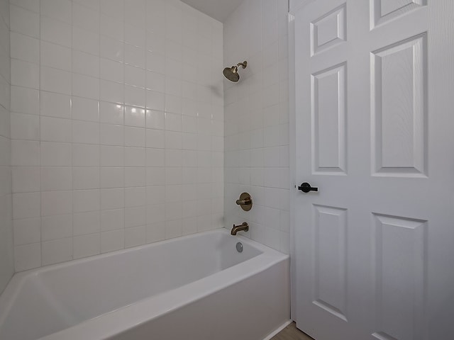 bathroom with tiled shower / bath