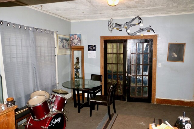 dining space with ornamental molding