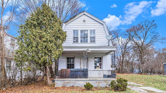 view of front of property with a front lawn and covered porch