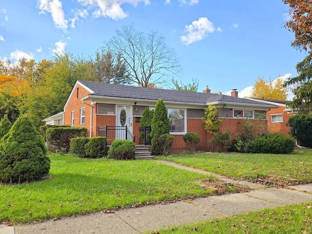 ranch-style home featuring a front lawn