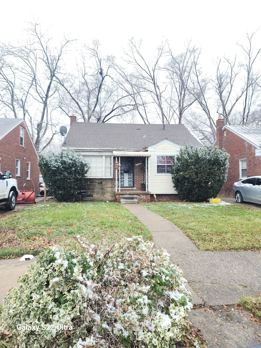 view of front facade with a front yard