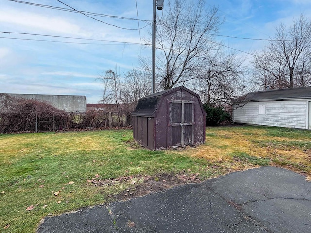 view of yard featuring a storage shed