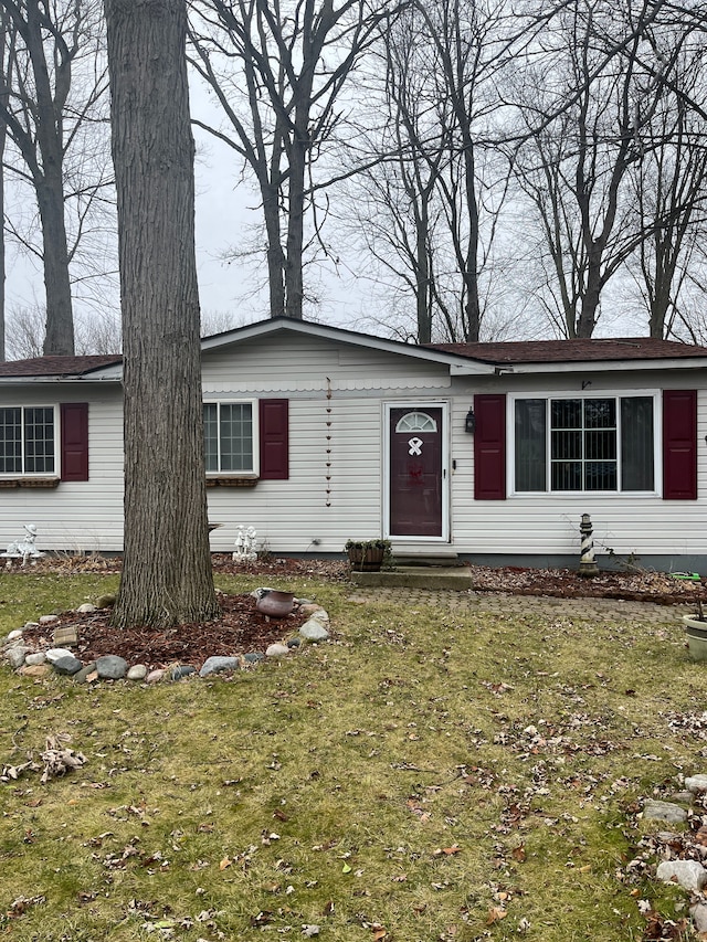 view of front of home with a front lawn