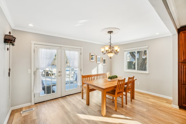 dining area featuring visible vents, plenty of natural light, and light wood finished floors